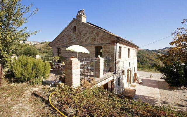 Charming 2-bed Apartment in Petritoli