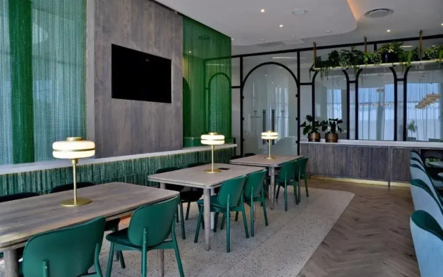 Courtyard Hotel Waterfall City