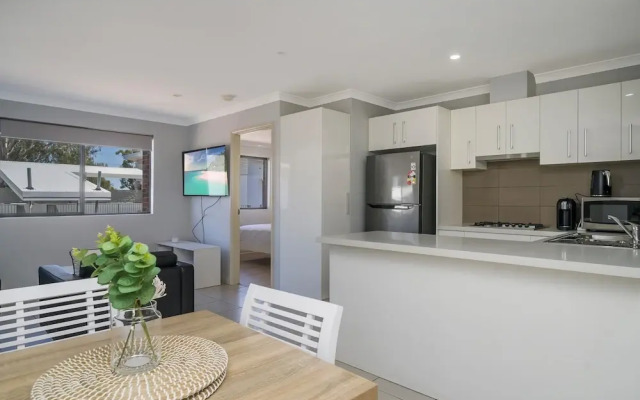 Sunny 2-bed in Quiet Location With Balcony