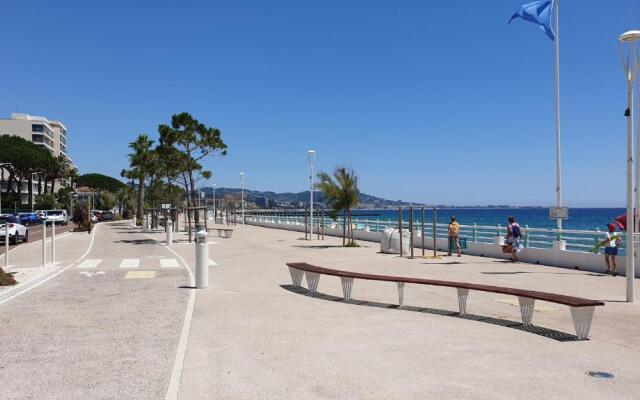 Garden and beach sea view apartment Cannes