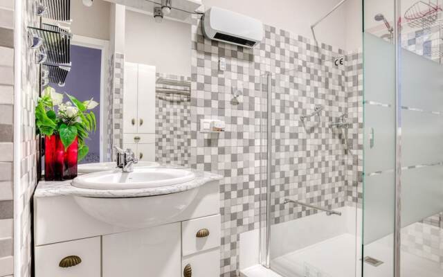 Snug Apartment in Sevilla near Plaza del Cabildo