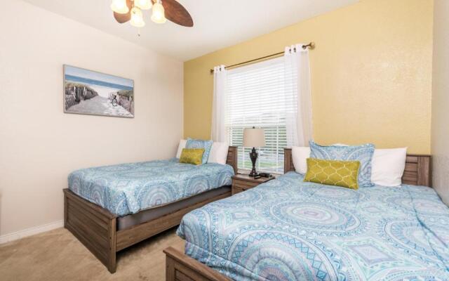 Spacious Vista Cay Condo, Near Universal!