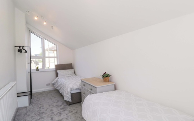 6 Newbridge Gardens
