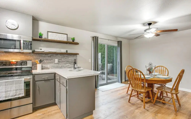 Updated Duplex Home < 1 Mi to Downtown Enumclaw!