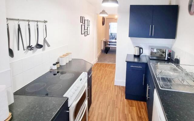 STYLISH 2 Bed APARTMENT WITH PARKING