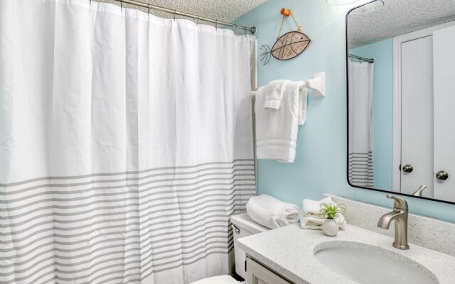 Ocean and Racquet 8208