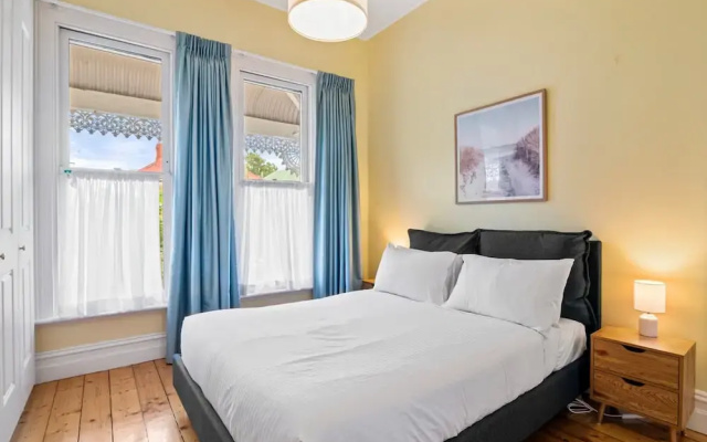 Light-filled House Close to Cafes and Parks