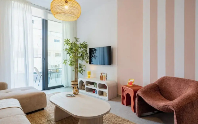 Lunette Artful 1-BR Apartment in Larnaca