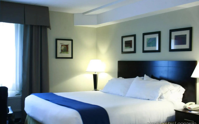 Holiday Inn Express and Suites Kincardine