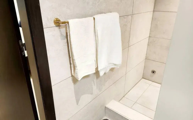 Luxurious & Comfy Gem-5 Star Location-pools, Gym!