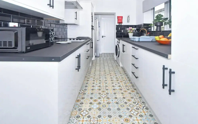 Impeccable 3-bed House in Stoke-on-trent