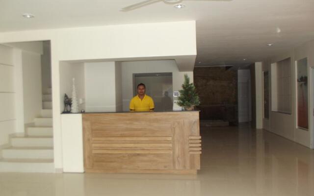 L Bajo Hotel