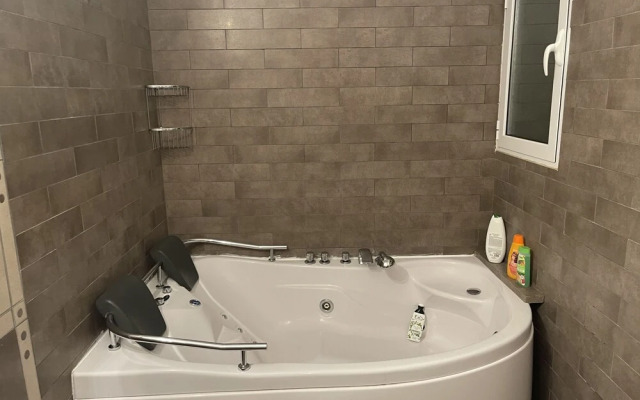 Luxurious 6 Bedroom Villa In a Great Location