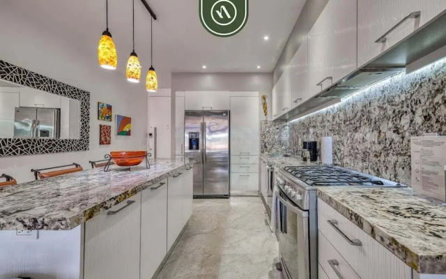 Stunning 2 BR Condo in Romantic Zone - Pool