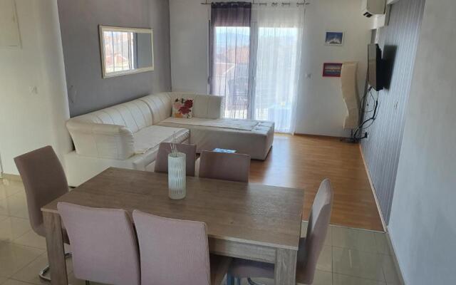 Cozy Two-Bedroom Apartment