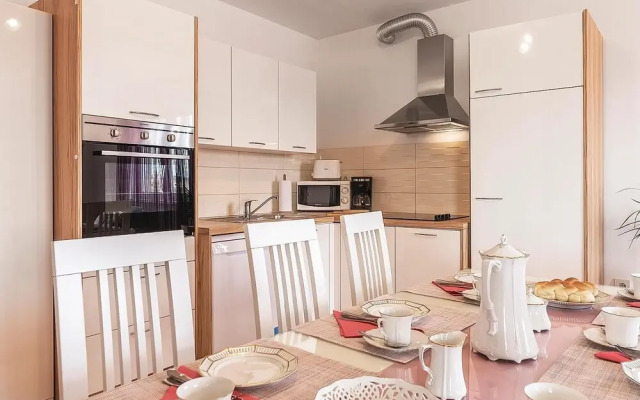 Nice Home in Valbandon With Wifi and 3 Bedrooms