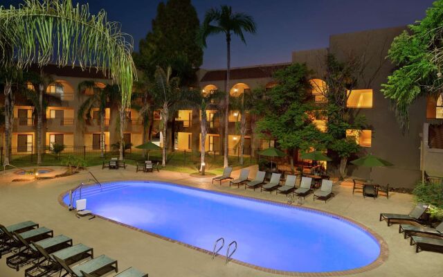 Embassy Suites Phoenix - Tempe