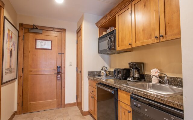 Slopeside Studio Unit With Kitchenette Studio Bedroom Condo - No Cleaning Fee! by RedAwning
