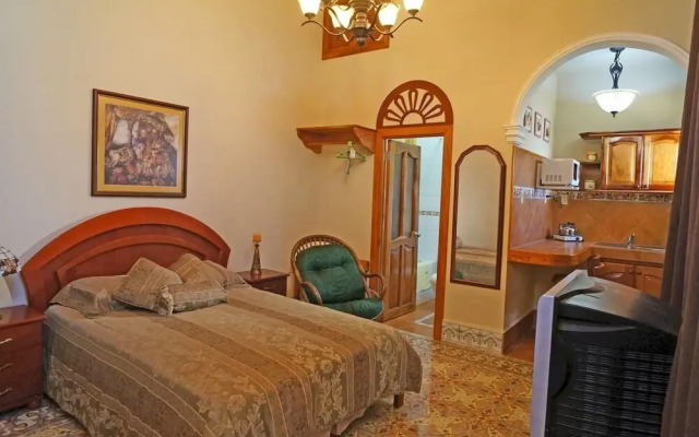 Marquez De Liz 1: Colonial Suite, Balcony, Havana