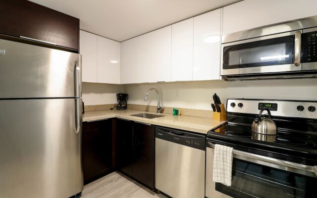 Bayshore Chic Apartment with Marina View