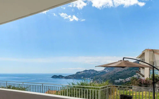 Sea-View Holiday Home in Letojanni with Garden