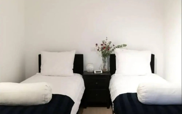 Spacious 3BR 2/5 BA Near Diamond District by Oneluxstay