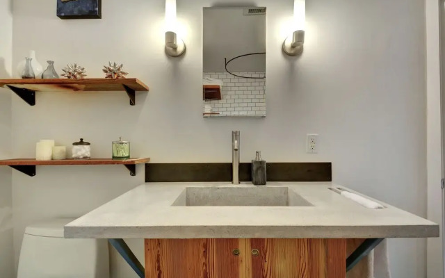 Oak-Shaded House in Bouldin - 2 Br Home