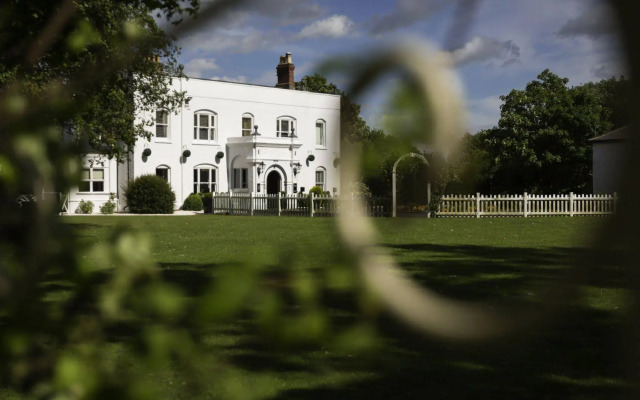 WorldHotels Distinctive Woughton House Hotel