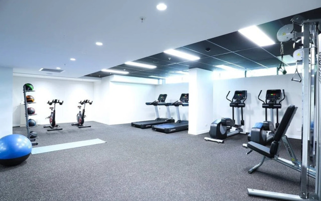 Stylist 2 Bedrooms Apartment With Pool/gym/parking