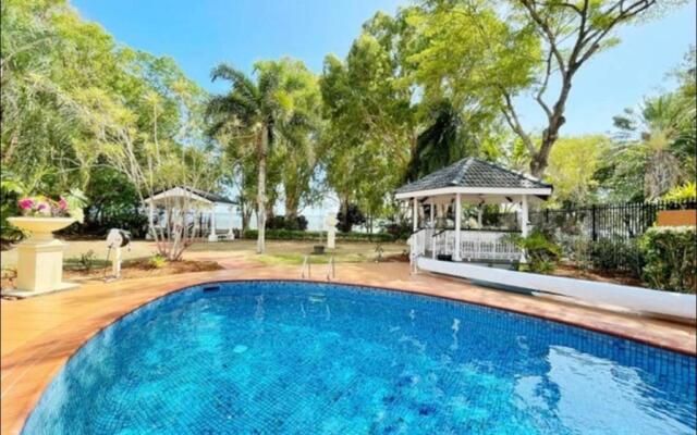 Absolute Beachfront 4 Bedroom Luxury Holiday Home