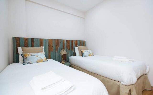 Hostly Sol 2bdr flat with patio in Seville center