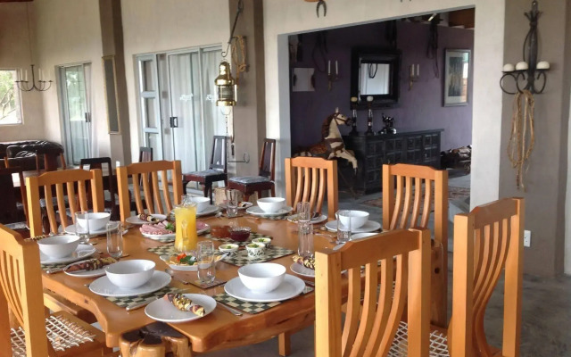 T'Niqua Stable Inn