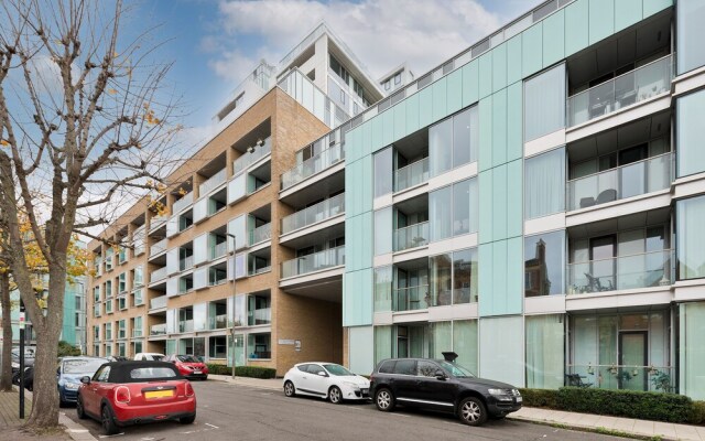 Luxury Flat With Private Terrace in Central Wandsworth by Underthedoormat