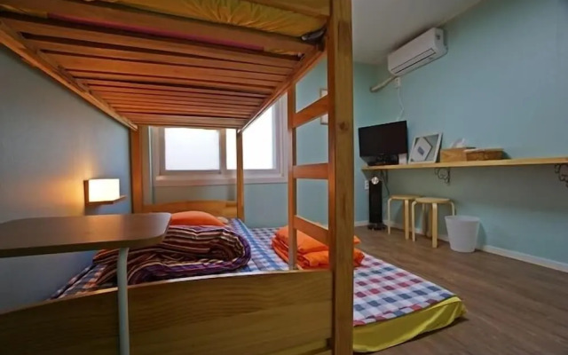 710 Guesthouse Yellow