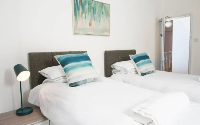 Newport house sleeps 9 - Mycityhaven
