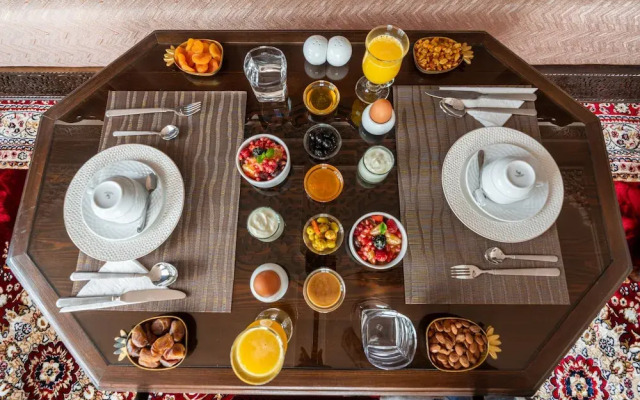 Yanis Guest House