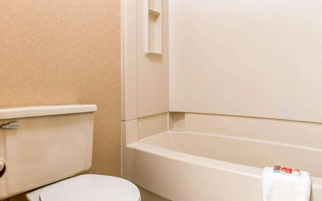 Econo Lodge Airport - Holland