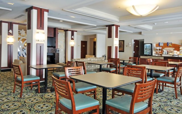 Holiday Inn Express Hotel & Suites Ottawa Airport, an IHG Hotel