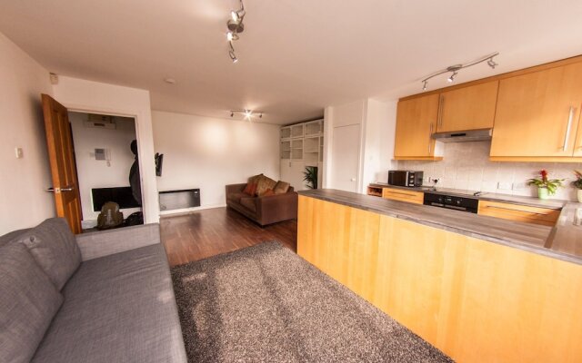 Bright and Spacious Flat Near Borough