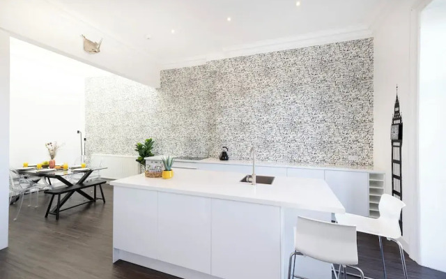 Delightful 3-bed Flat with Parking