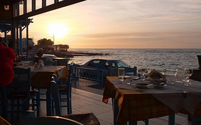 Socrates Apartments & Restaurant