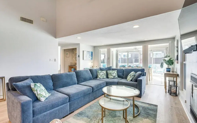 Walk to Pirates Beach - Luxe Galveston Home