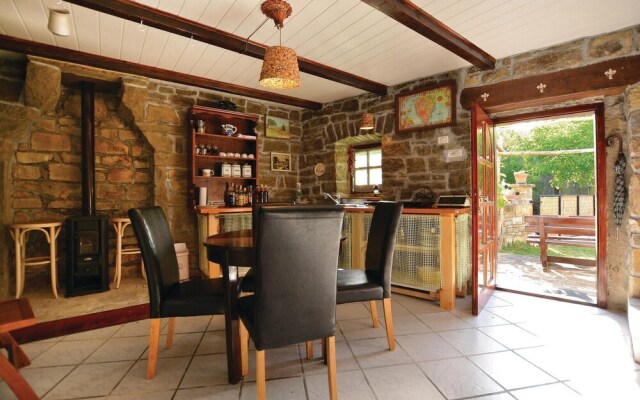 Nice Home in Gracisce With 6 Bedrooms, Internet and Outdoor Swimming Pool