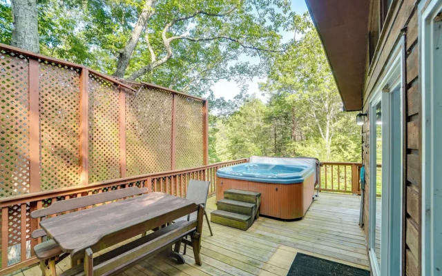 Private Hot Tub & Game Room: Cleveland Getaway