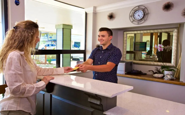 456 Embarcadero Inn & Suites