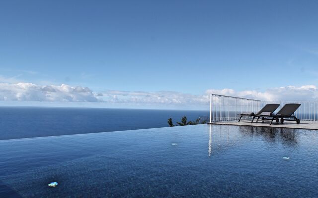 Modern cliff-top villa, panoramic sea-views, A/C, heated pool | Cliffscape