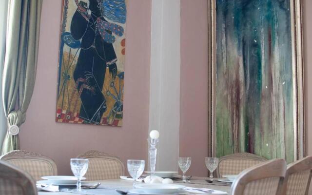 Marys Art and Cultural House 100meters from the beach
