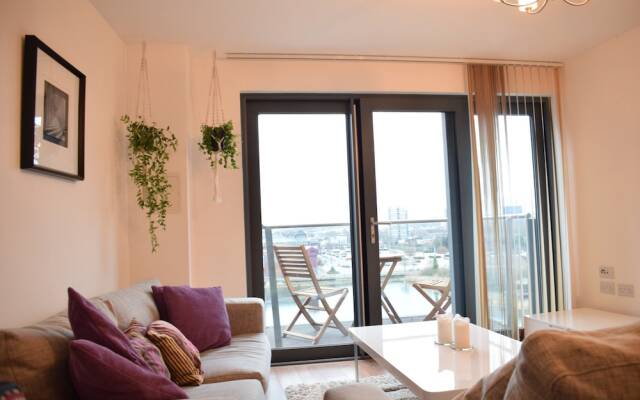 Modern 2 Bed Flat With Balcony in Canada Water