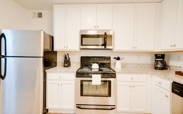 Contemporary Condo Minutes To Downtown Gulch