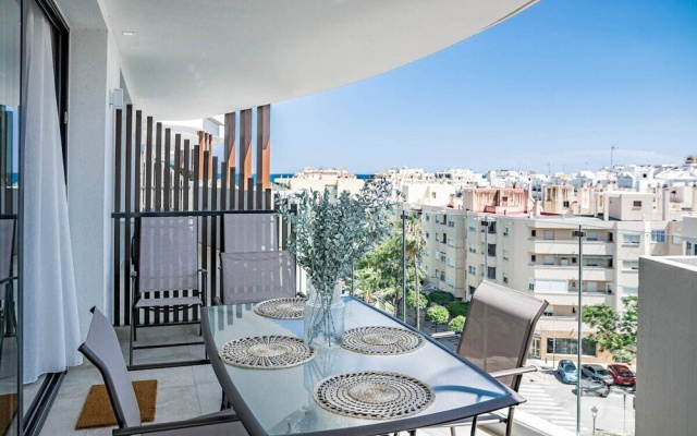 Inf26h- Comfortable and Spacious City Apartment